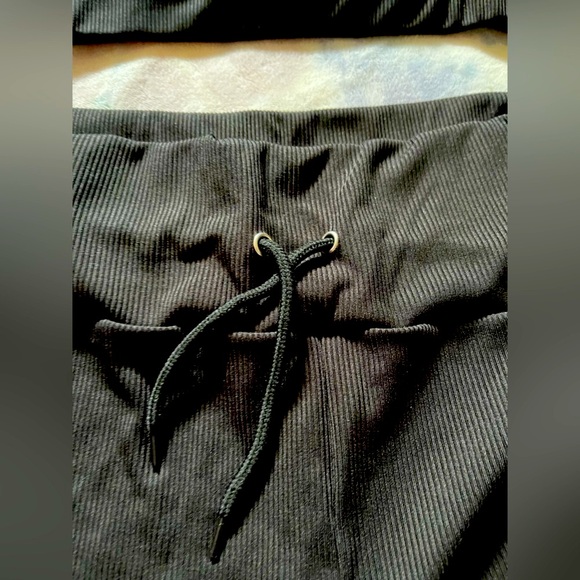 Rib-Knit Cap Sleeve Zipper Crop Top & Black Wide Waist Drawstring Shorts 2pc Set - Picture 5 of 9